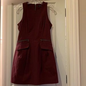 Burgundy dress with pocket and zipper detail